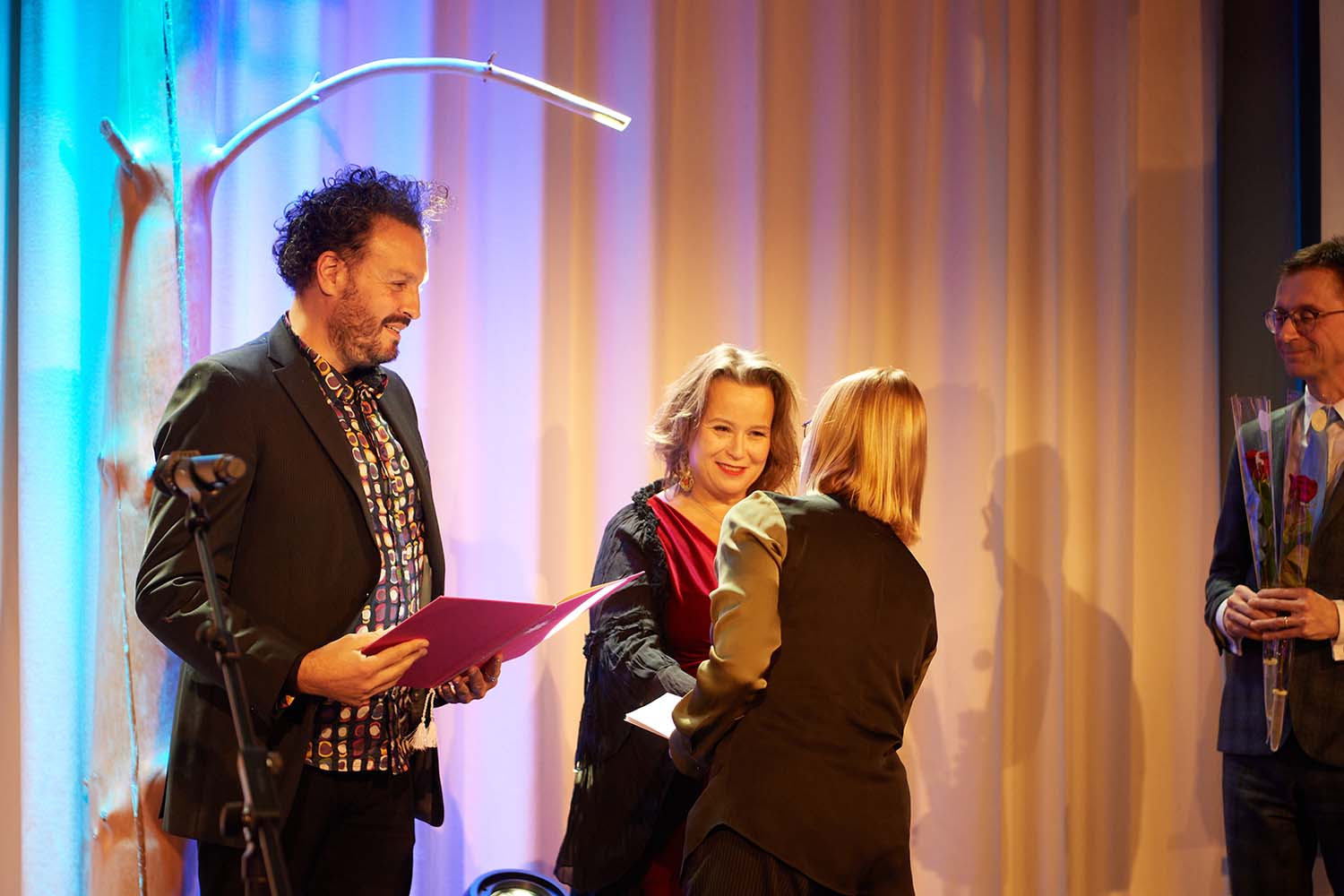 Ivor Stodolsky ja Marita Muukkonen ottavat vastaan palkintokirjan Taiken johtaja Paula Tuoviselta.