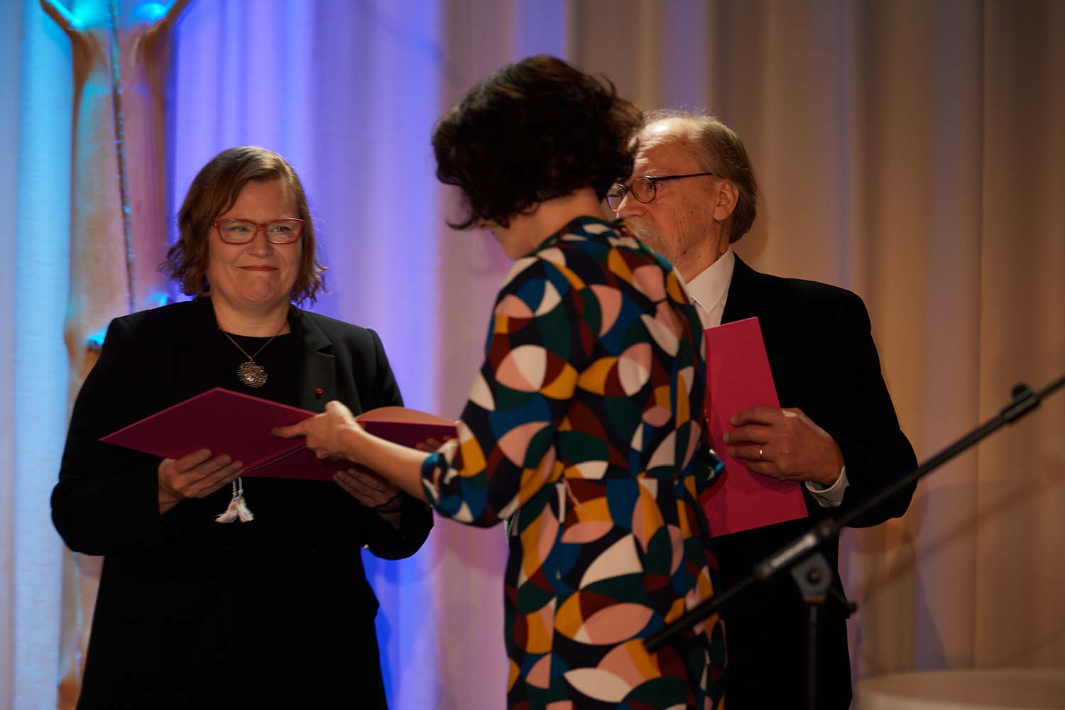 Jenni Haukio ojentaa Kirsi Niinimäelle palkintokirjan.