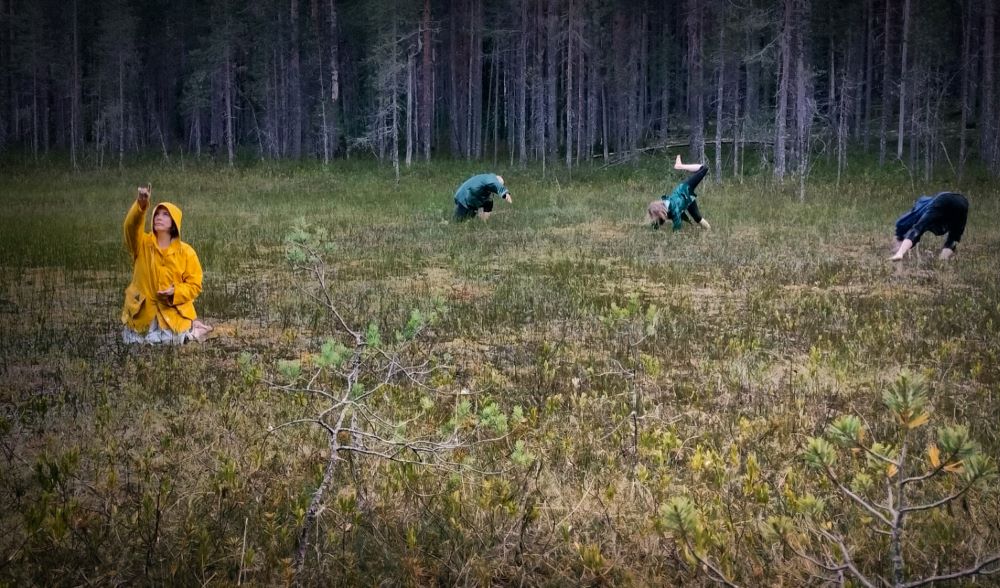 Neljä tanssijaa esiintyy suolla