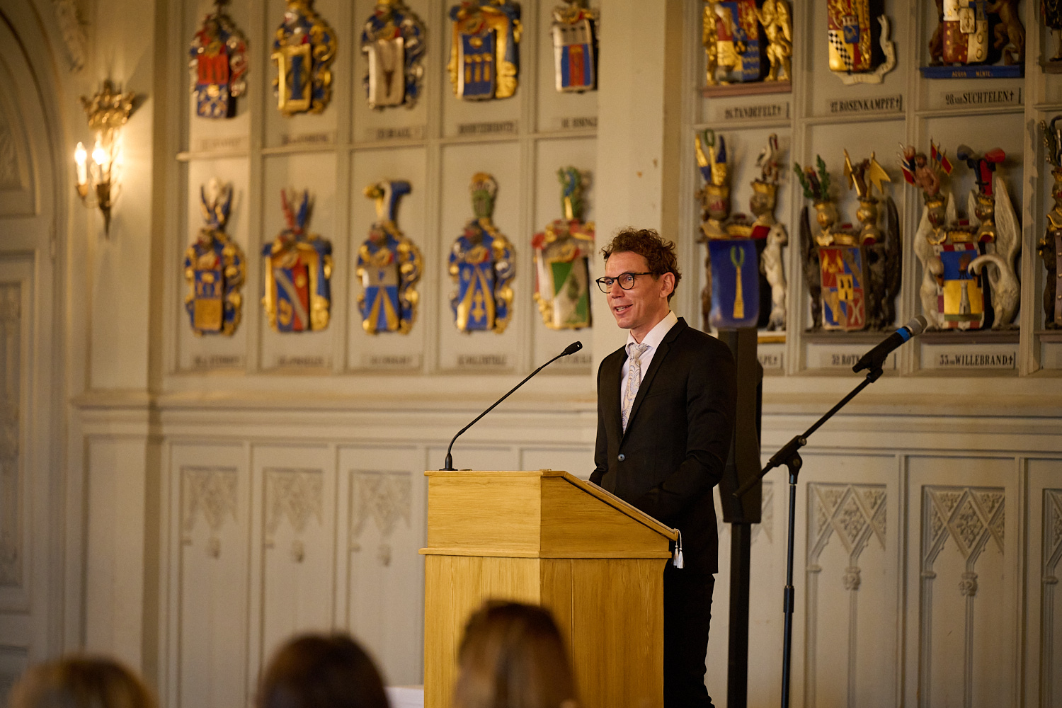 Taideneuvoston puheenjohtaja Juha Itkonen pitämässä puhetta Ritarihuoneen lavalla