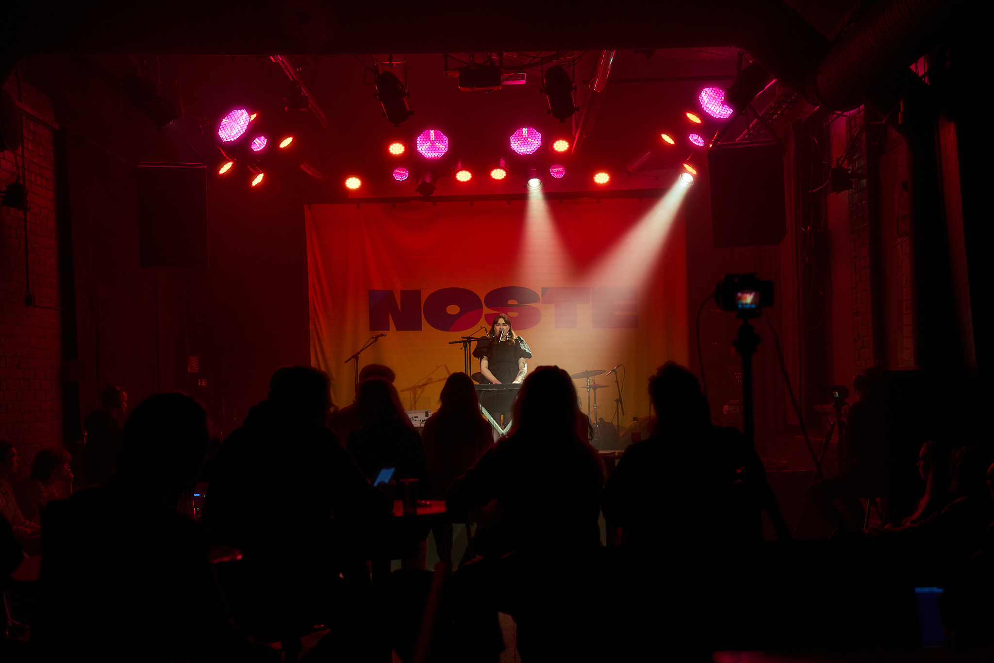 Yleisöä kuuntelemassa Christina Bomanin esitystä.