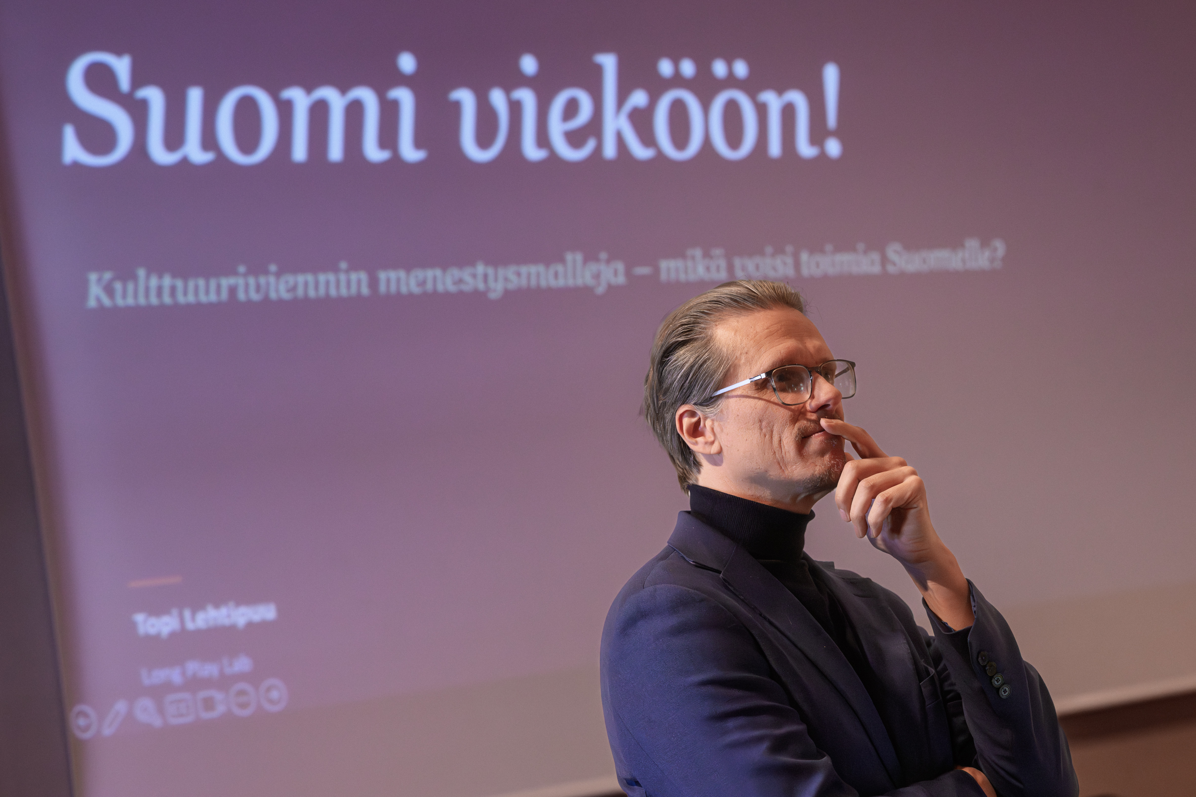 Topi Lehtipuu pitämässä puheenvuoroa. 