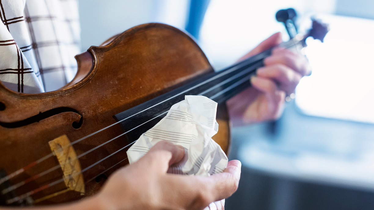 Viulua soitetaan paperitollolla.