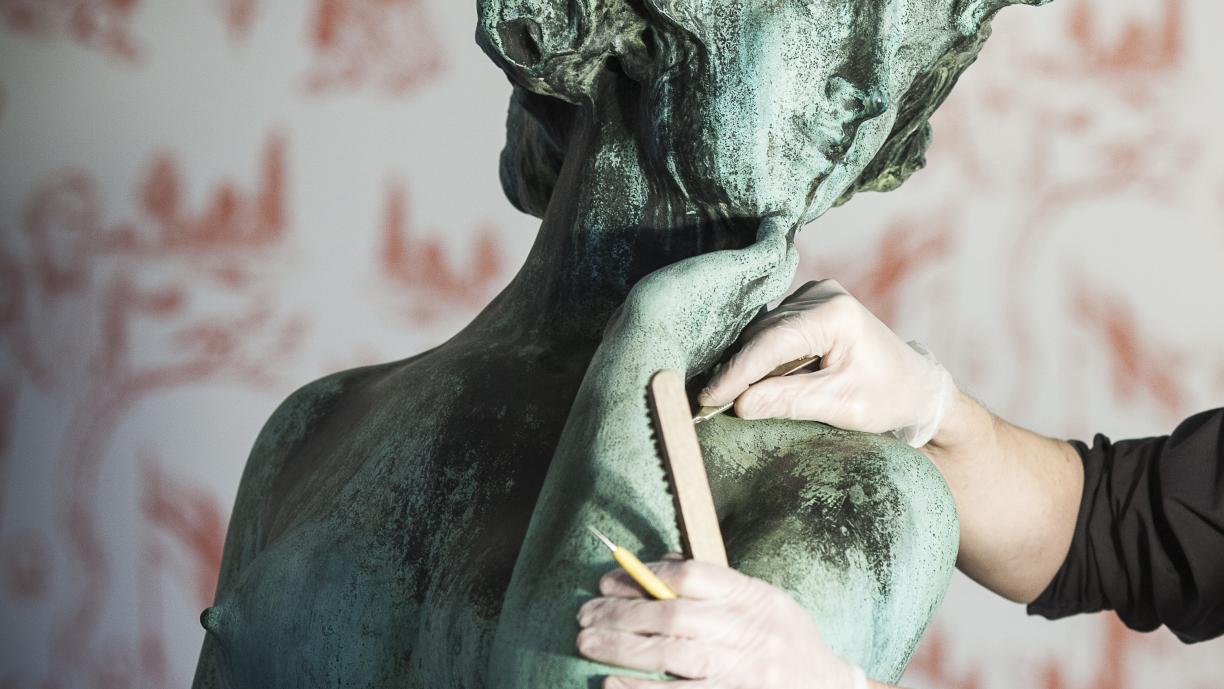 Havis Amanda -patsaan kasvot, joita korjataan.