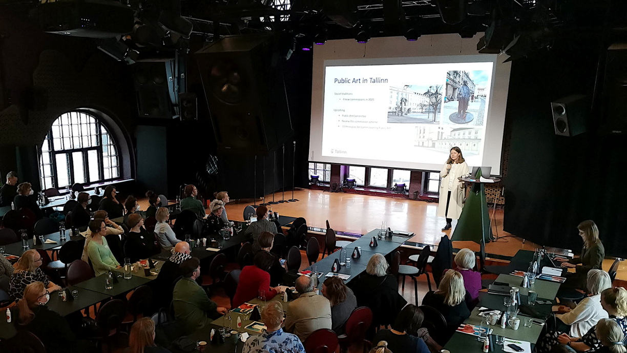 Yleisö kuuntelee esiintyjä Kati Otsia tapahtumasalissa