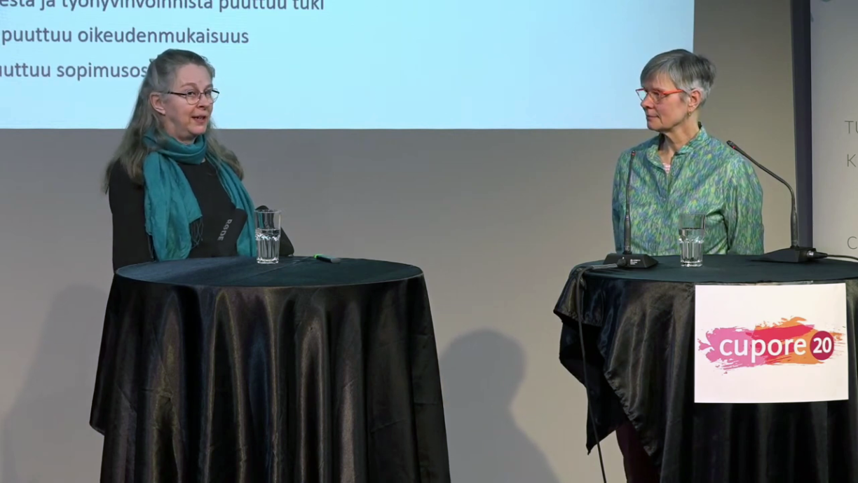 Anna Anttila ja Sikke Leinikki keskustelevat lavalla