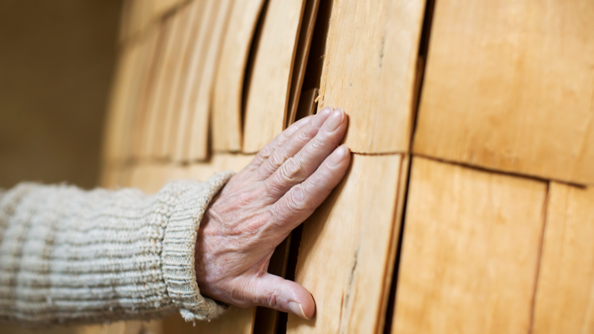 Arkkitehti tunnustelee materiaalia