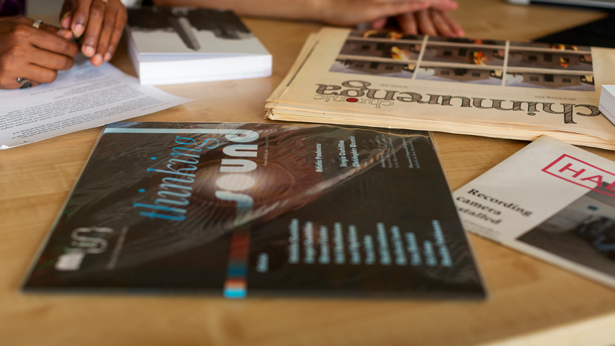 Taideyhteisön kirjoja pöydällä.