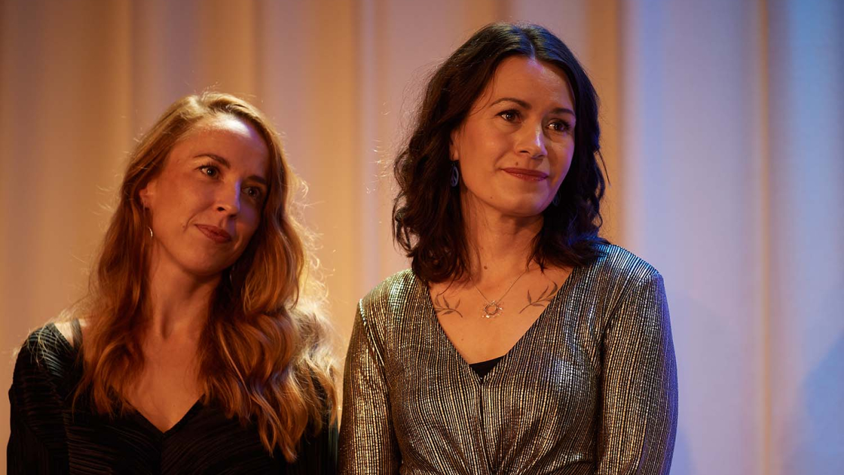 Alexandra Mangs ja Annika Åman seisovat vierekkäin ja katsovat samaan suuntaan.