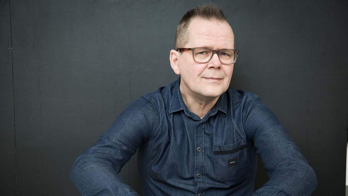 Kari Hotakainen istuu kasvot kameraa kohti.