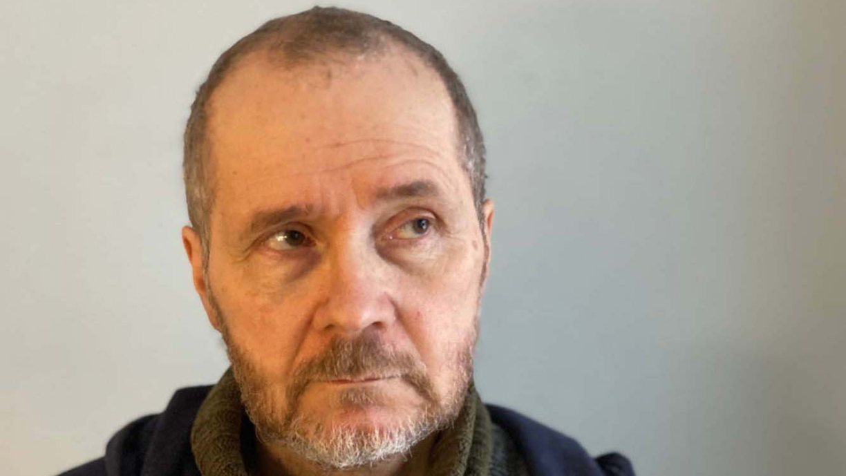 Jussi Kivi katsoo vasemmalle.