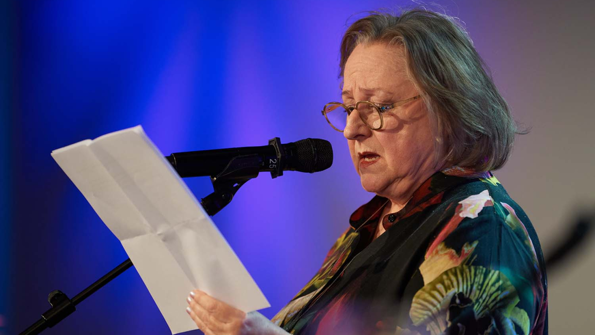 Hannele Rantala lukee paperista palkintopuhettaan.