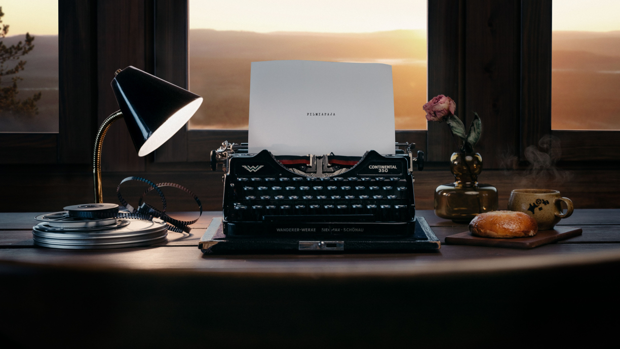Kirjoituskone maisemaikkunan edessä