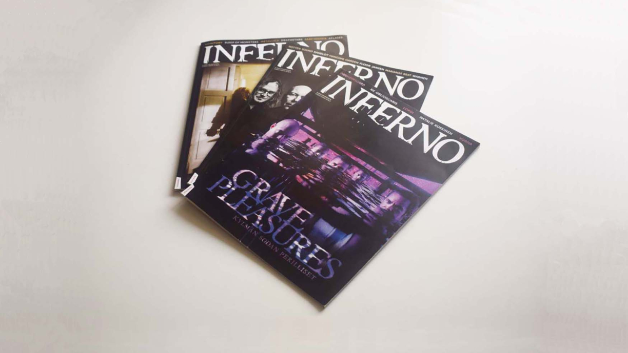 Kolme Inferno-lehteä pöydällä.