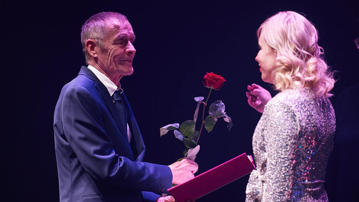 J.K Ihalainen on ottanut vastaan ruusun ja palkintokirjan.