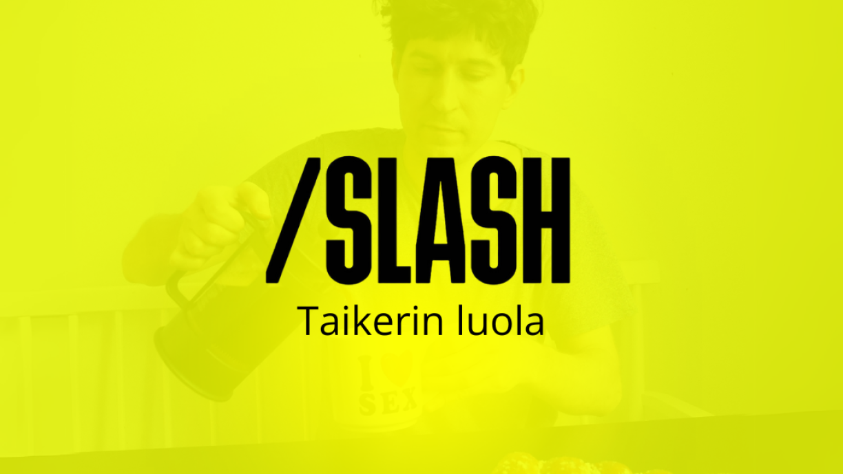Keltaisella taustalla teksti "/SLASH Taikerin luola", taustalla Kasper Strömman pullakahvilla.