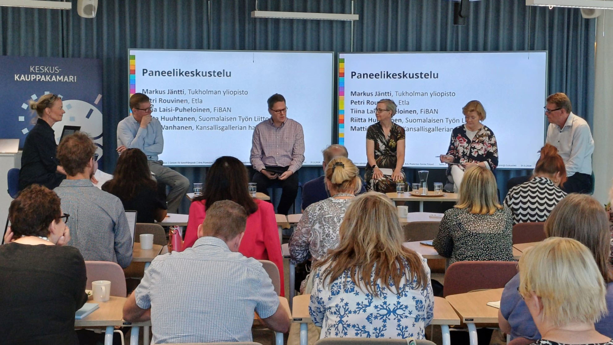 Panelisteja ja yleisöä tapahtumassa. 