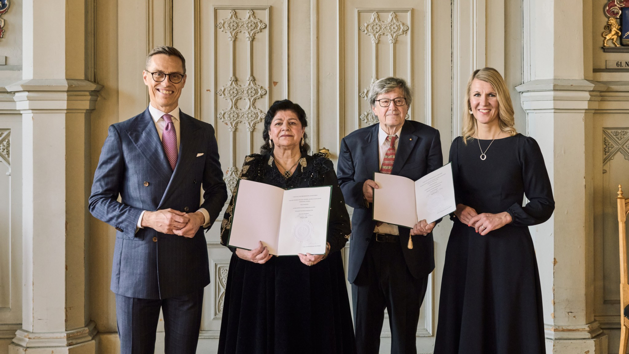 Tasavallan presidentti Alexander Stubb, taiteen uudet akateemikot Hilja Grönfors ja Vilhelm Helander sekä ministeri Sari Multala ryhmäkuvassa Ritarihuoneella