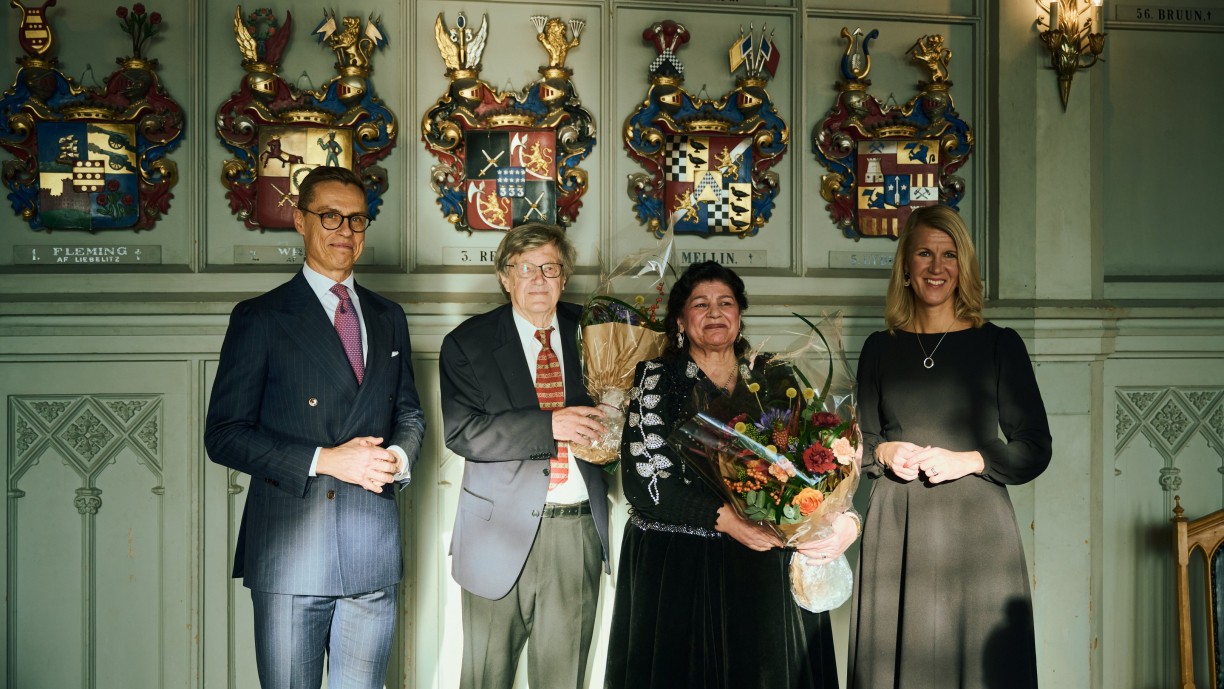 Tasavallan presidentti Alexander Stubb, taiteen uudet akateemikot Hilja Grönfors ja Vilhelm Helander sekä ministeri Sari Multala ryhmäkuvassa Ritarihuoneella