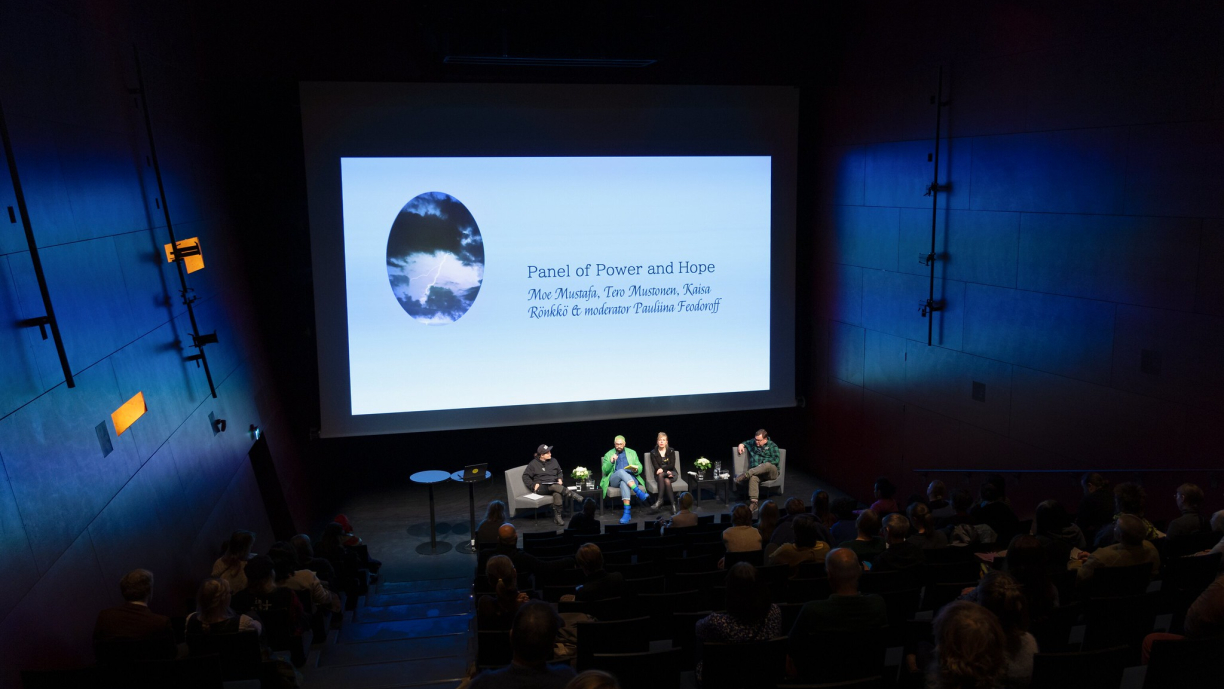 Paneelikeskustelun puhujia Kiasma-teatterin lavalla: Pauliina Feodoroff, Moe Mustafa, Kaisa Rönkkö ja Tero Mustonen.