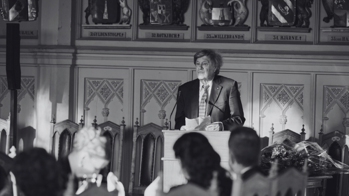 Akateemikko Vilhelm Helander pitää puhetta nimittämisjuhlassa Ritarihuoneella