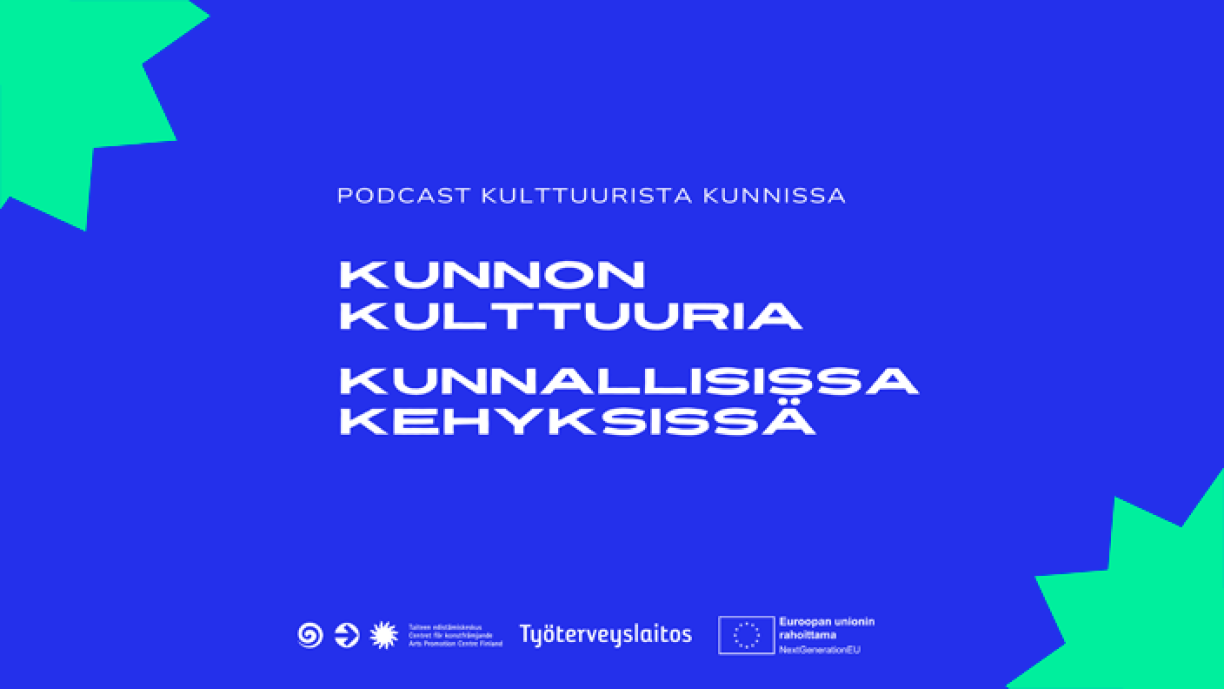 Sinisellä pohjalla kaksi vihreää tähteä ja teksti: &quot;Podcast kulttuurista kunnissa. Kunnon kulttuuria kunnallisissa kehyksissä.&quot;