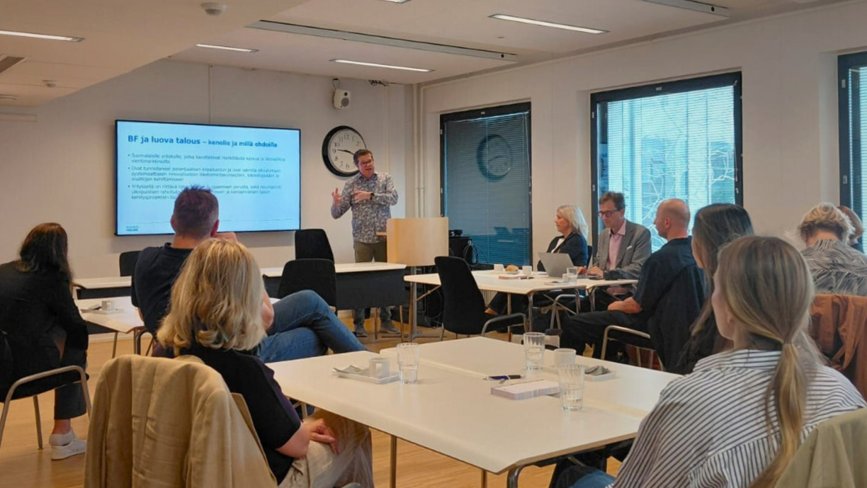 Ihmisiä kuuntelemassa puheenvuoroa.