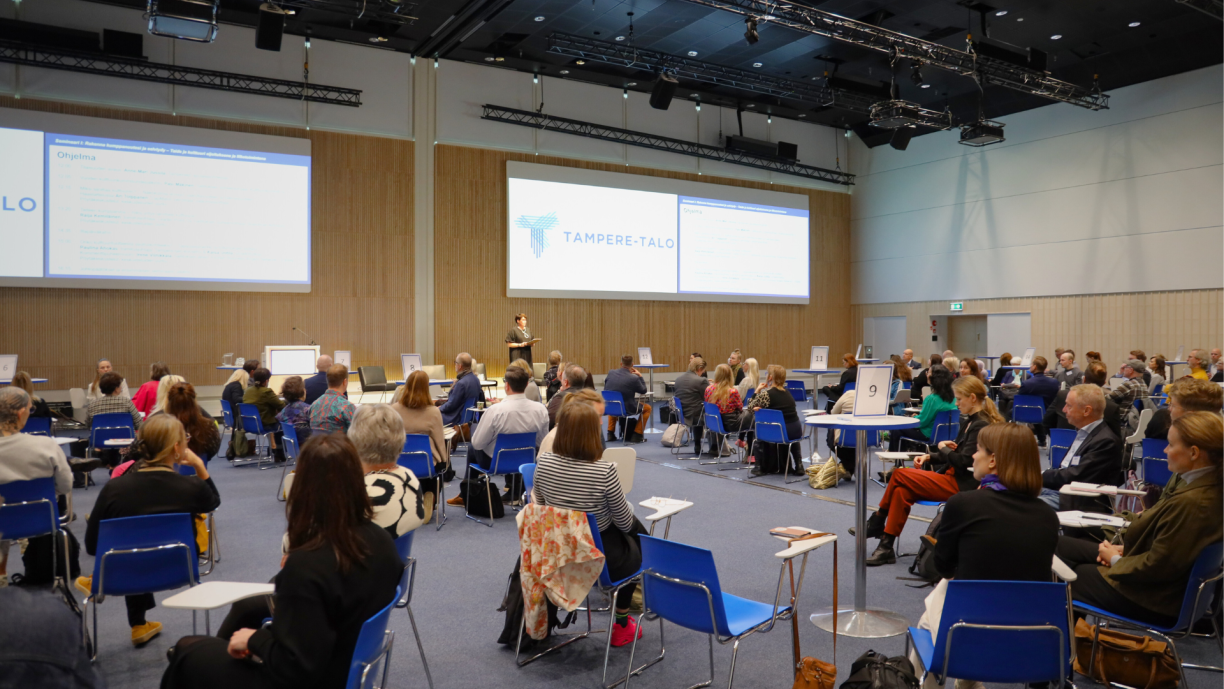 Yleisöä kuuntelemassa Salla Paajasen puheenvuoroa. 