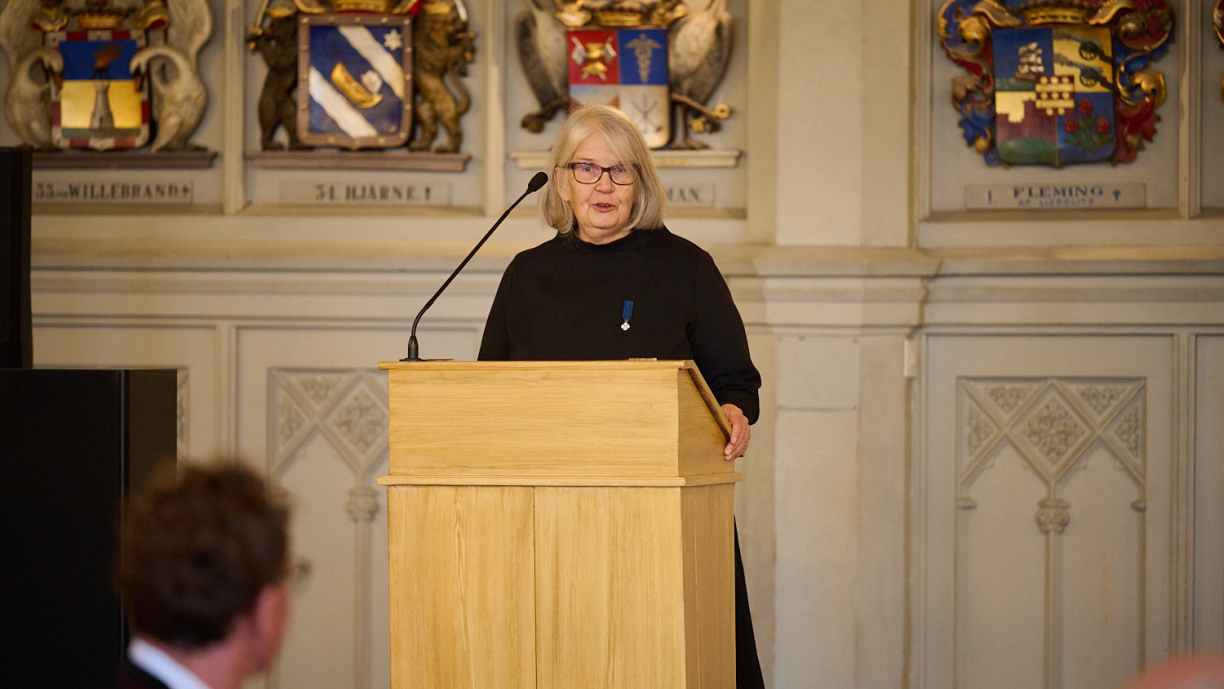 Taiteen akateemikko Mona Schalin pitämässä juhlapuhetta Ritarihuoneen lavalla.