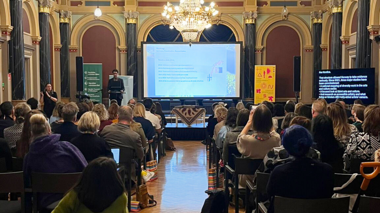 Ihmisiä kuuntelemassa puheenvuoroa, puhumassa Sadjad Shokoohi.