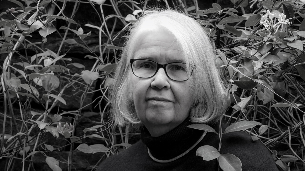 Mustavalkoinen puolimuotokuva Mona Schalinista ulkona