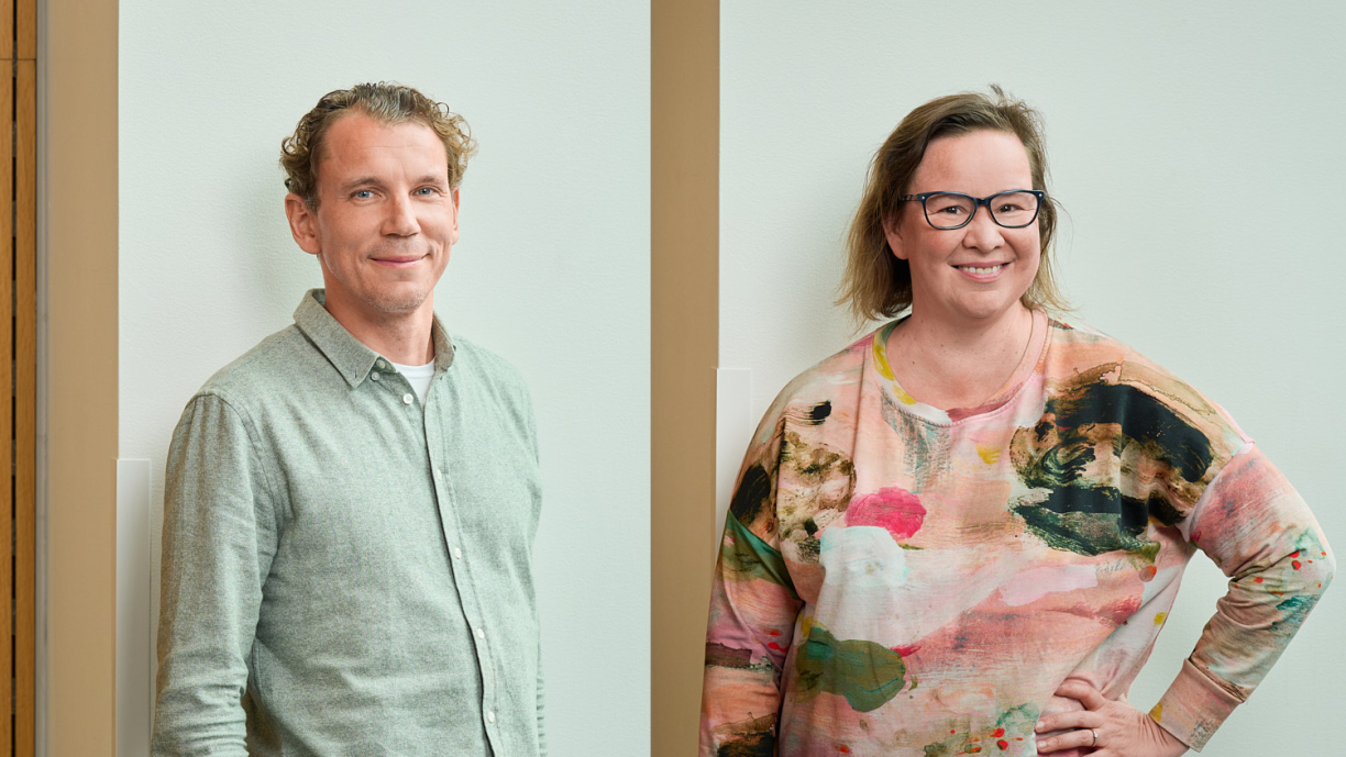 Juha Itkonen ja Rosa Meriläinen seisovat kuvattavana