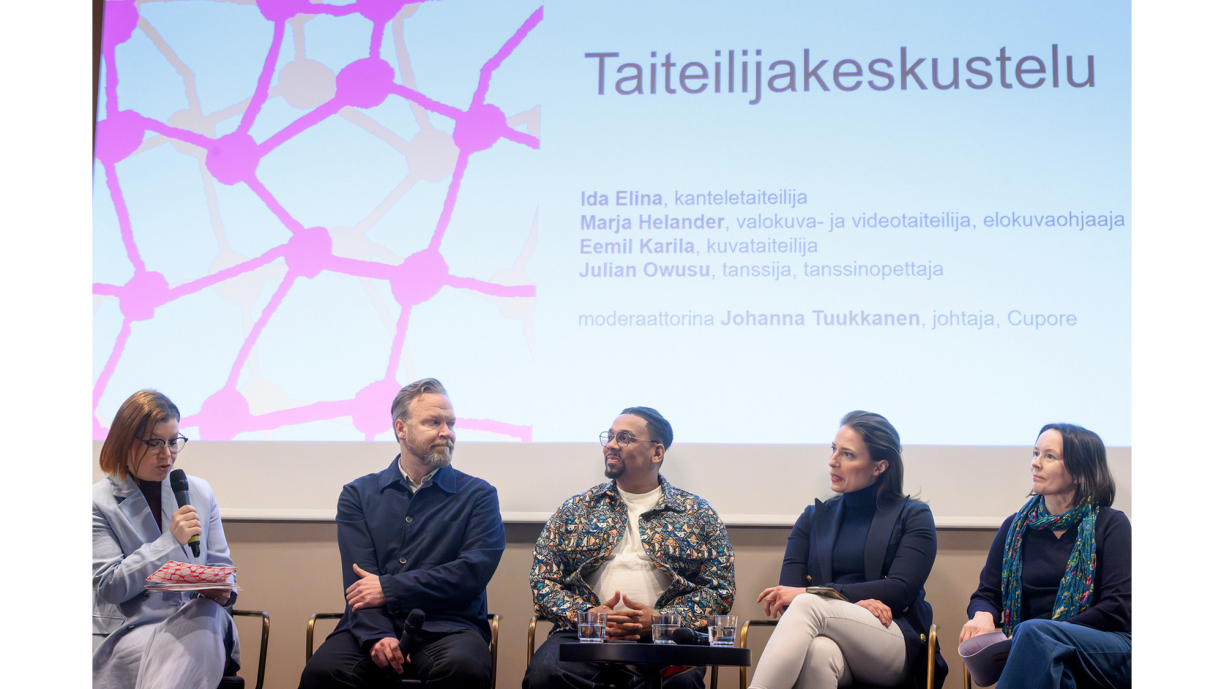 Paneelikeskustelijat rivissä.