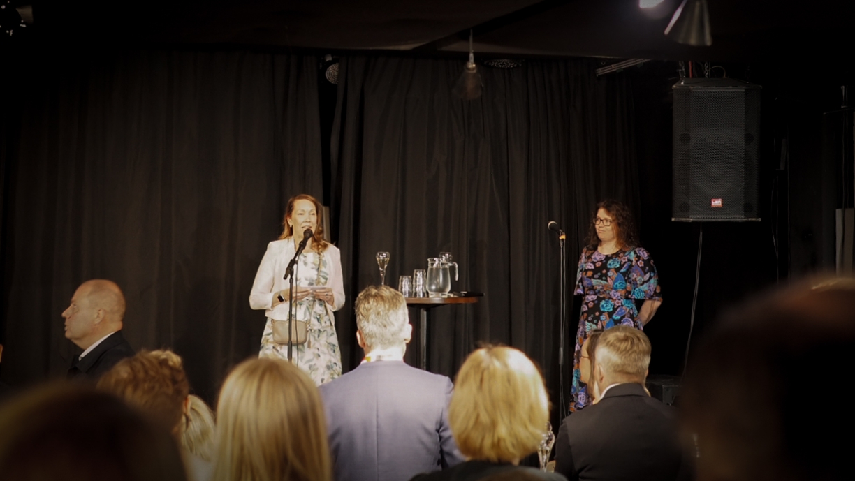Vappu Aura ja Sofia-Charlotta Kakko lavalla Luovalla lounaalla.