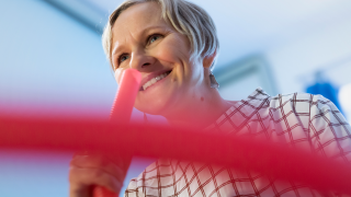 Säveltäjä tekee työtään hymyilleen.