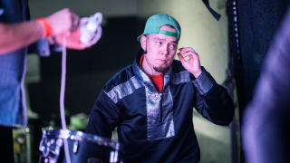 Räppäri astumassa lavalle.