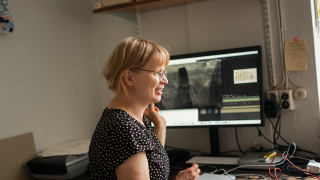 Kuvittaja työskentelee tietokoneen ääressä