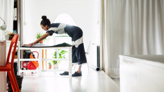 Nykytaiteilija levittää työtään pöydälle.