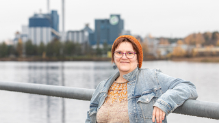 Anne Leinonen ulkona syysvaatteissa