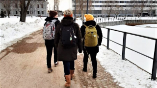 Ihmisiä kävelemässä.