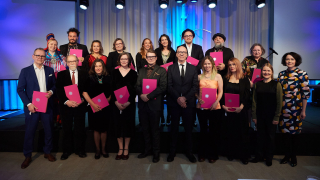 Vuoden 2002 taiteen valtionpalkinnon saaneet taiteilijat 