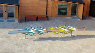 Julkinen taideteos rakennuksen edessä.