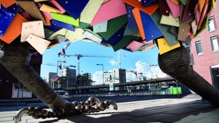 Värikäs julkinen taideteos.