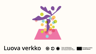 Hahmo seisoo yhdellä jalalla kädet ilmassa, ympärillä värikkäitä palloja. Teksti: Luova verkko, Taiteen edistämiskeskus, Euroopan unionin osarahoittama.