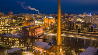 Näkymä korkealta öiseen Tampereen keskustaan.