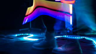 Lähikuvassa jalat ja erivärisiä valotehosteita.