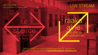 Tapahtuman nimi, jonka yhteydessä kaksisuuntaiset nuolet oikealle ja vasemmalle sekä vasemmalle alas ja oikealle ylös. Punasävytteisessä taustakuvassa lyhytaaltoaseman elektronisia koneita.