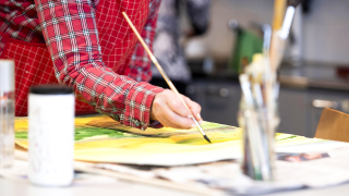 Tilannekuva vesiväreillä maalaavasta kädestä.