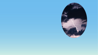 Soikea kuva ukkospilvistä ja salamaniskusta sijoitettuna vaaleansiniselle taustalle.