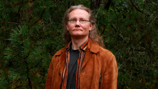 Kasvokuva Janne Tuomesta.